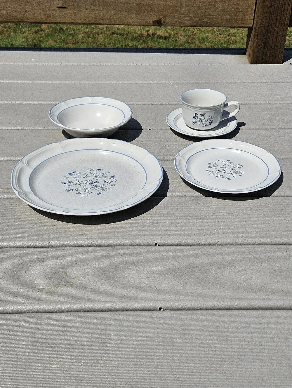 Vintage Covington Avondale Stoneware Dinnerware Set 5Pc Blue Flower Service 1